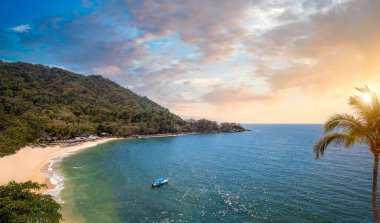 Puerto Vallarta plajları, gün batımları ve Banderas Körfezi kıyısı yakınlarındaki manzaralı okyanus manzaraları.