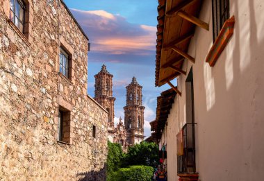 Meksika, Scenic Taxco Koloni Mimarisi ve Santa Prisca Kilisesi yakınlarındaki tarihi şehir merkezinde dar caddeler