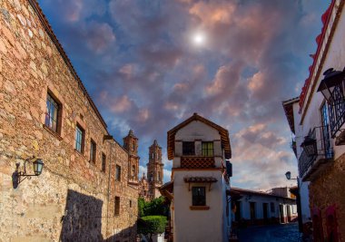 Meksika, Scenic Taxco Koloni Mimarisi ve Santa Prisca Kilisesi yakınlarındaki tarihi şehir merkezinde dar caddeler