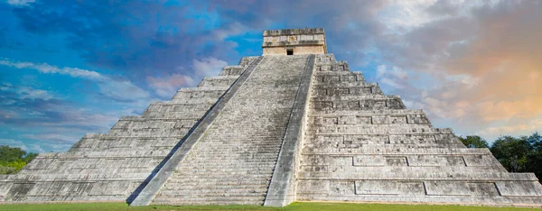 Chichen Itza, Maya 'nın en büyük şehirlerinden biri, Maya halkı tarafından inşa edilmiş büyük bir Kolombiya öncesi şehir. Arkeolojik alan Meksika 'nın Yucatan eyaletinde yer almaktadır. — Stok fotoğraf