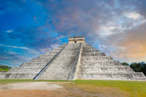 Chichen Itza，最大的玛雅城市之一，一个由玛雅人建造的哥伦比亚前大城市。考古遗址位于墨西哥尤卡坦州 — 图库照片