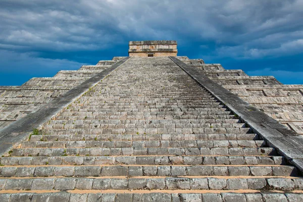 चिचेन इट्ज़ा, माया के सबसे बड़े शहरों में से एक, माया लोगों द्वारा बनाया गया एक बड़ा पूर्व-कोलंबियाई शहर। पुरातात्विक स्थल यूकाटन राज्य, मेक्सिको में स्थित है — स्टॉक फ़ोटो, इमेज