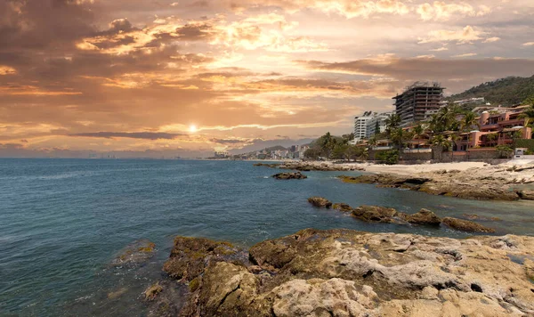 Puerto Vallarta, Conchas Chinas strand en oceaan schilderachtige kustlijn — Stockfoto