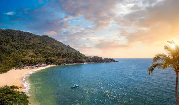 Puerto Vallarta plajları, gün batımları ve Banderas Körfezi kıyısı yakınlarındaki manzaralı okyanus manzaraları.