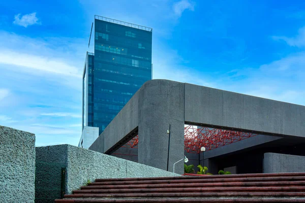 Monterrey, Şehir Tiyatrosu Macroplaza 'daki Teatro de la Cuidad tarihi şehir merkezinde La Gran Plaza Meydanı — Stok fotoğraf