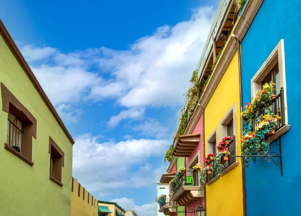 México, Monterrey, coloridos edificios históricos en el centro de la ciudad vieja, Barrio Antiguo, una famosa atracción turística — Foto de Stock