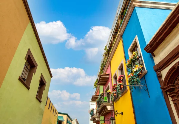 México, Monterrey, edifícios históricos coloridos no centro da cidade velha, Barrio Antiguo, uma atração turística famosa — Fotografia de Stock