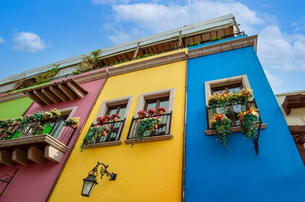 México, Monterrey, edifícios históricos coloridos no centro da cidade velha, Barrio Antiguo, uma atração turística famosa — Fotografia de Stock