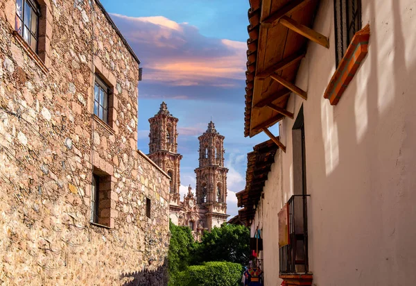 Mexico, Scenic Taxco colonial architecture and cobblestone narrow streets in historic city center near Santa Prisca church — Stock Photo, Image