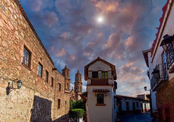 Mexico, Scenic Taxco colonial architecture and cobblestone narrow streets in historic city center near Santa Prisca church — Stock Photo, Image