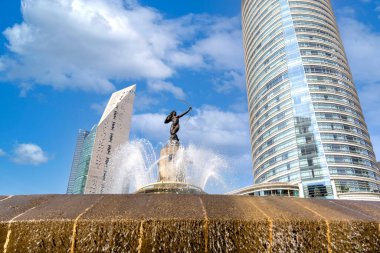 Avcı Fıskiyesi Diana, Fuente de la Diana Cazadora, Paseo de la Reforma 'nın kavşağında yer alıyor.