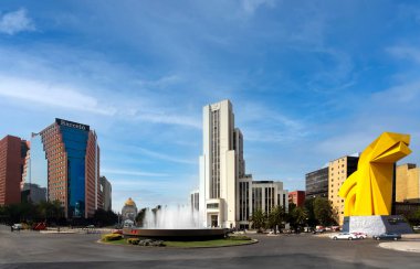 Torre Caballito ve Paseo de Reforma Bulvarı yakınlarındaki Landmark El Caballito Anıtı