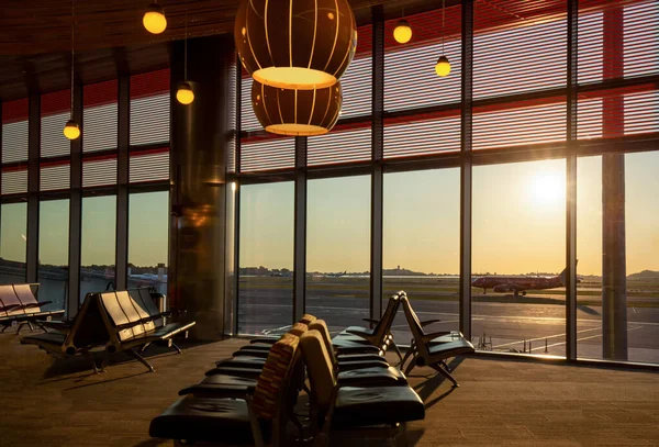 Aéroport de Boston au coucher du soleil avec des avions se préparant pour le décollage — Photo