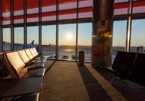 Lotnisko Boston o zachodzie słońca z samolotami przygotowującymi się do startu — Zdjęcie stockowe