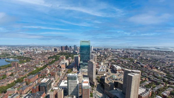 Vista aérea panorámica del distrito financiero de Boston, centro histórico, Beacon Hill y Charles River — Foto de Stock