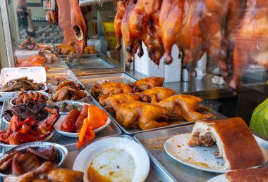 Toronto Çin Mahallesi restoranları Spadina Bulvarı ve Dundas Caddesi 'nin kesişimlerinde. Kuzey Amerika' nın en büyük restoranlarından biri.