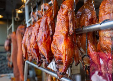Toronto Çin Mahallesi restoranları Spadina Bulvarı ve Dundas Caddesi 'nin kesişimlerinde. Kuzey Amerika' nın en büyük restoranlarından biri.