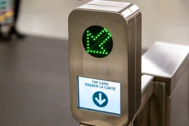Toronto TTC Metrolinx Presto makineleri işlek bir Bloor ve Yonge istasyonunda. Bağlantı kurulamayan akıllı kart toplu taşımaya erişmek için kullanılır.
