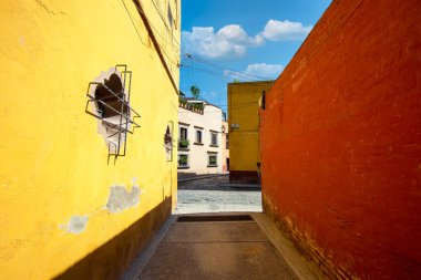 Meksika, San Miguel de Allende 'nin tarihi şehir merkezinde renkli binalar ve sokaklar