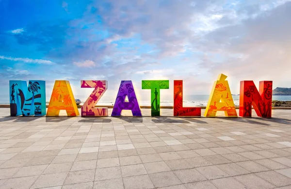 Big Mazatlan Letters bejáratánál Golden Zone Zona Dorada, egy híres turisztikai strand és üdülőhely zóna Mexikóban — Stock Fotó