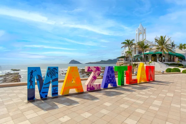 Big Mazatlan Letters bejáratánál Golden Zone Zona Dorada, egy híres turisztikai strand és üdülőhely zóna Mexikóban — Stock Fotó