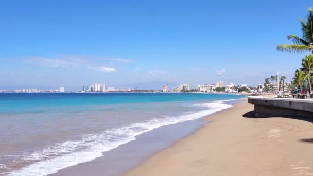 Famoso paseo marítimo de Puerto Vallarta, El Malecón, con miradores del océano, playas, paisajes escénicos hoteles y vistas a la ciudad — Vídeo de stock