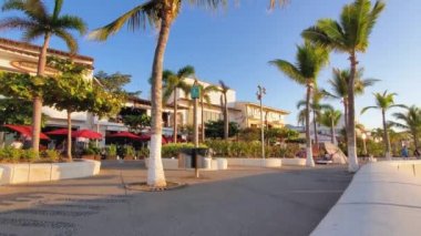 Ünlü Puerto Vallarta deniz gezisi, El Malecon, okyanus gözcüleri, plajlar, manzaralı oteller ve şehir manzaralı