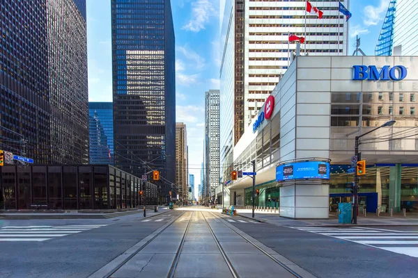 토론토 금융 지구의 스카이라인 과 현대 건축. 첫 번째 캐나다 광장에는 세계적 유행병 이 확산되는 동안 TD Bank 빌딩 이 설치되어 있다 — 스톡 사진