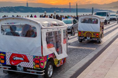 Ünlü Tuk Tuk taşımacılığı, Lizbon 'un dar sokaklarını görmek için elverişli bir yol.