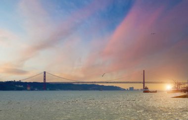 Lizbon, 25 Nisan Köprüsü Tarihi Askısı