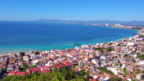 Живописная Mirador Cerro La Cruz Lookout с панорамным видом на Пуэрто-Вальярту и знаменитой короткой линией с океанскими пляжами и роскошными отелями — стоковое видео