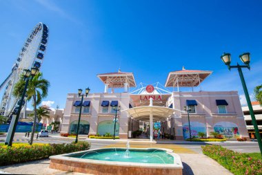En büyük Cancun Alışveriş Merkezi La Isla hediyelik eşyalardan lüks kıyafetlere kadar her şeyi satan ada. Cancun Akvaryumu 'nun evi..