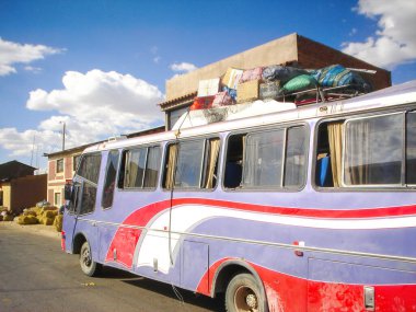 Puno yolundaki eski Peru köyleri Titicaca Gölü yakınlarında.