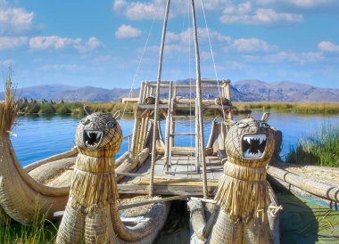 Puno, Peru yakınlarındaki Titicaca gölünde yüzen yapay adaların yakınında ünlü sazlık tekneleri ve sallar.
