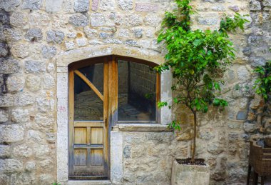 Şehrin tarihi bölgesinde Kotor caddeleri
