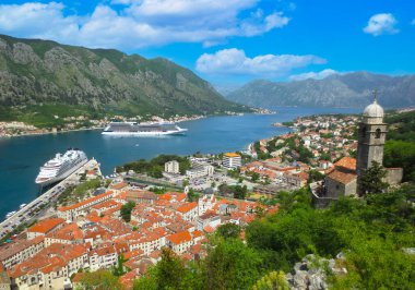 Şehrin tarihi bölgesinde Kotor caddeleri