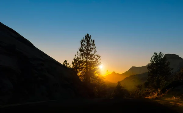 सियोन नॅशनल पार्क सूर्यास्ताच्या वेळी दृश्यमान लँडस्केप — स्टॉक फोटो, इमेज