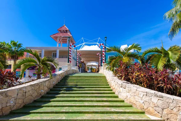 Maior centro comercial de Cancún La Isla, a ilha que vende tudo, desde lembranças a roupas de luxo de marca. Uma casa de Cancun Aquarium. — Fotografia de Stock