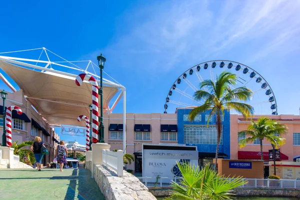 Największe centrum handlowe Cancun La Isla, Wyspa, która sprzedaje wszystko od pamiątek do marki luksusowe ubrania. Dom Cancun Akwarium. — Zdjęcie stockowe