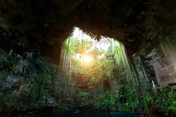 Ik Kil Cenote located in the northern center of the Yucatan Peninsula, a part of the Ik Kil Archeological Park near Chichen Itza — Stock Photo, Image