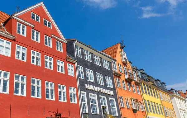 Famoso Nyhavn, New Harbour, baía de Copenhague, uma histórica orla europeia com edifícios coloridos. Um ponto de partida para passeios de barco e canal. — Fotografia de Stock