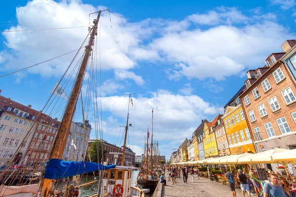 Famoso Nyhavn, New Harbour, baía de Copenhague, uma histórica orla europeia com edifícios coloridos. Um ponto de partida para passeios de barco e canal. — Fotografia de Stock