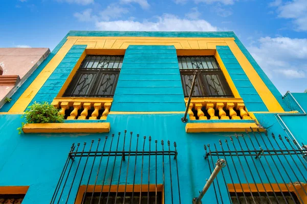 México, Monterrey, edifícios históricos coloridos no centro da cidade velha, Barrio Antiguo, uma atração turística famosa — Fotografia de Stock