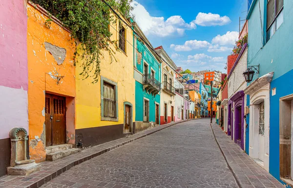 Guanajuato, México, calles adoquinadas escénicas y arquitectura colonial tradicional colorida en el centro histórico de Guanajuato —  Fotos de Stock