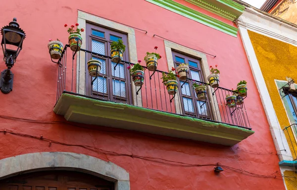 瓜纳华托，墨西哥，瓜纳华托历史城区的风景秀丽的鹅卵石街道和传统五彩斑斓的殖民建筑 — 图库照片