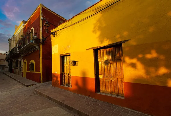 Guanajuato, México, ruas de paralelepípedos panorâmicos e arquitetura colonial colorida tradicional no centro histórico de Guanajuato — Fotografia de Stock