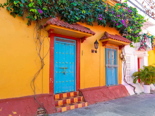 Escénicas calles coloridas de Cartagena en el histórico distrito de Getsemani cerca de Walled City, Ciudad Amurallada — Foto de Stock