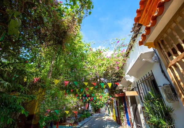 Escénicas calles coloridas de Cartagena en el histórico distrito de Getsemani cerca de Walled City, Ciudad Amurallada — Foto de Stock