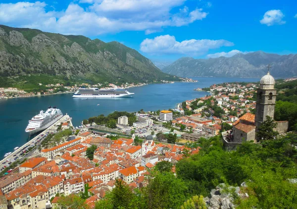 Las calles Kotor en la parte histórica de la ciudad — Foto de Stock