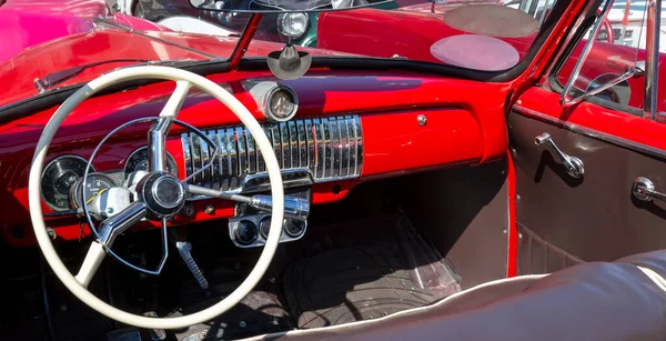 Táxis coloridos famosos em Havana à espera de turistas para dar um passeio em um carro vintage em torno das principais atracções da cidade — Fotografia de Stock